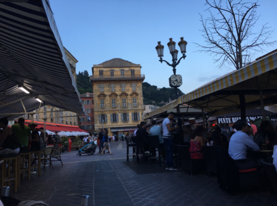 夜のレストラン風景