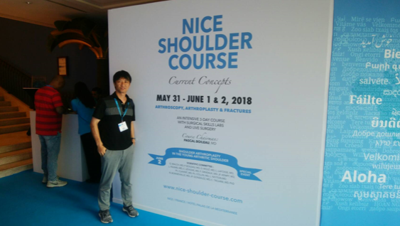 学会パネル前での記念撮影